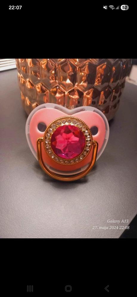 Cumlík ružovým kamienkom, 