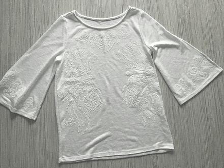 Krásny pulover s ornamentami, s