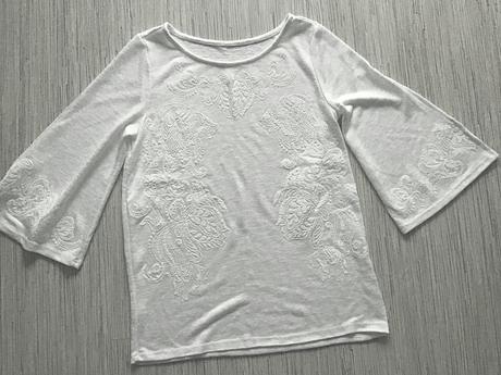 Krásny pulover s ornamentami, s