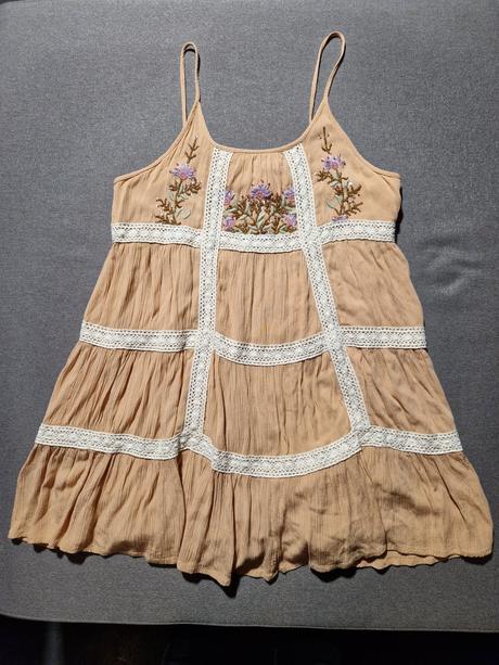 Ľahké letné šaty s výšivkou, m