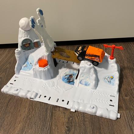 Zasnežená dráha s yetim,