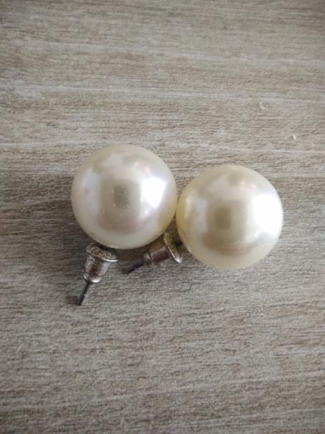 Perlové náušnice bielej farby, 