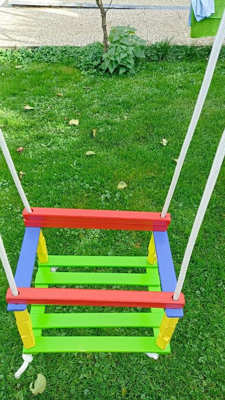 Farebná drevená hojdačka, 