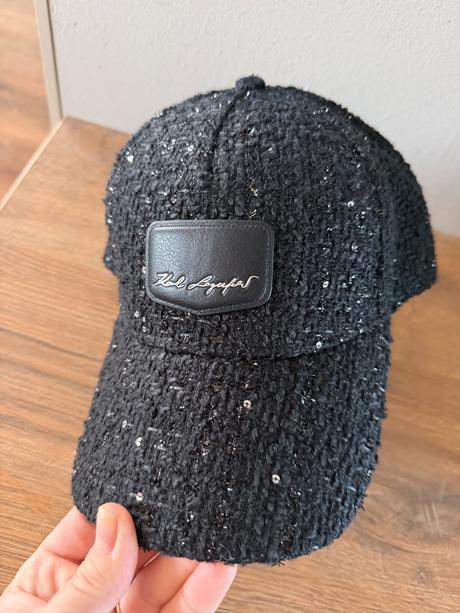 Karl lagerfeld tweed šiltovka s trblietkami,