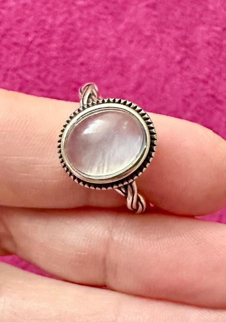 Strieborny prsteň s mesačným kameňom, 