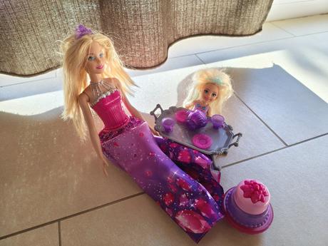 Barbie sada s tortou a stolovaním, 