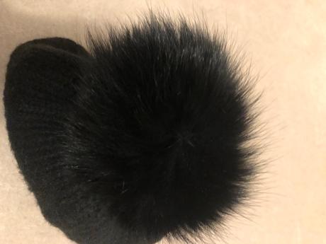 Čierna ciapka s kozusinovym brmbolcom,