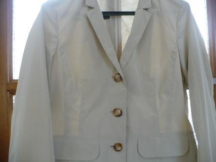 Béžový baloňák, l