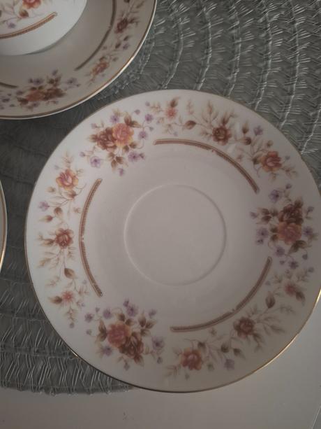 Súprava šálok s tanierikmi,