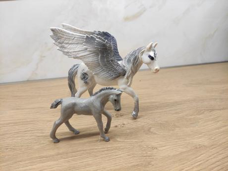 Schleich - mesacna kobyla so zriebatkom, 