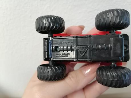2 autíčka monster jam, 