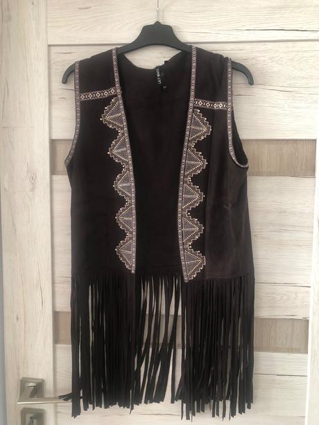 Čierna vesta so strapcami, s