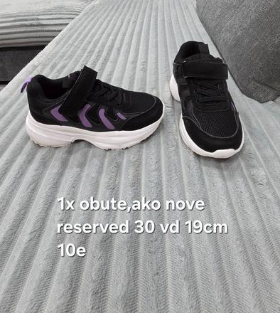 Tenisky, reserved,30