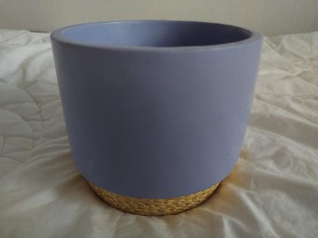 Fialový kvetináč,