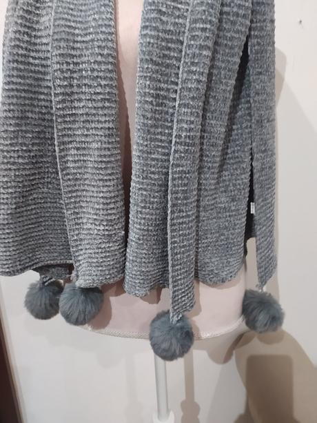 Dlhý žinilkový šál, 