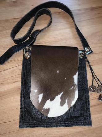 Kožená crossbody kabelka s kravskou srsťou,