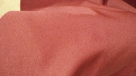 Cerveny polyester - strihany zbytok,