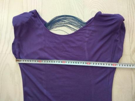 Fialove tričko s nitami na chrbate, s