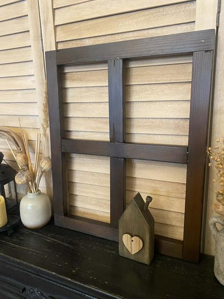 Drevený dekoračný domček a drevené okienko, 