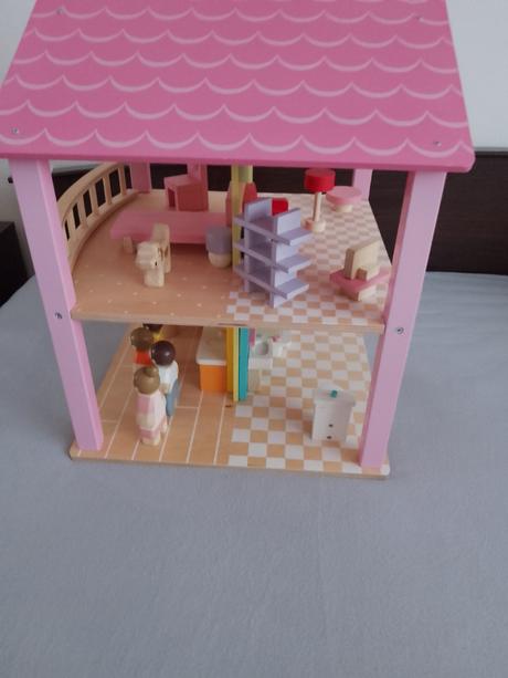 Drevený domček pre bábiky,