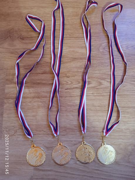 4 ks cyklistické medaile zlaté, 