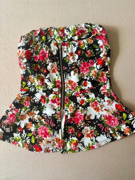 Kvetinový korzetový top s peplum strihom, s