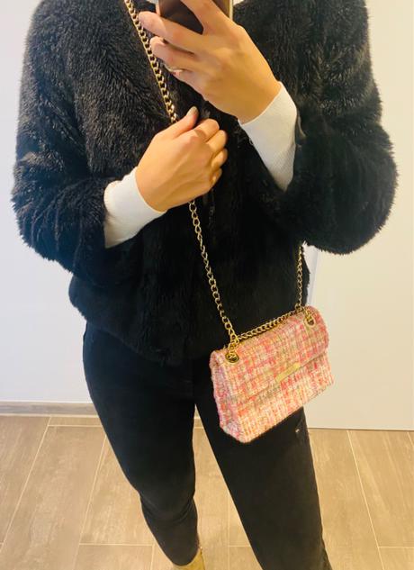 Ružová kabelka so zlatou retiazkou, 