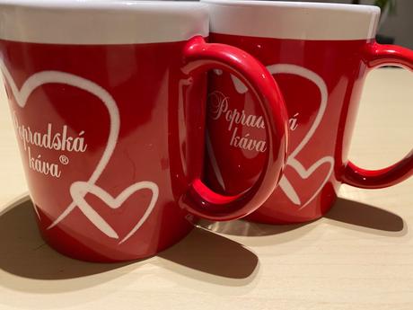 1 červený hrnček, pohár, šálka popradská káva, 