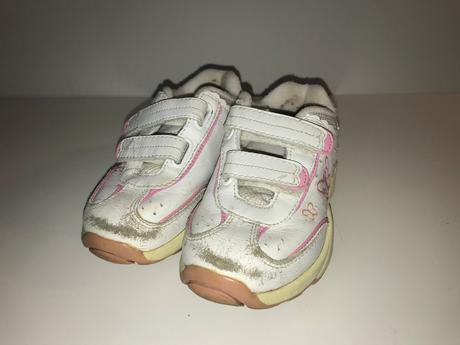 Tenisky s motýlikymi, 24