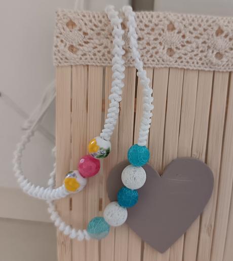 Pletený náramok z drahých kameňov a polodrahokamov,