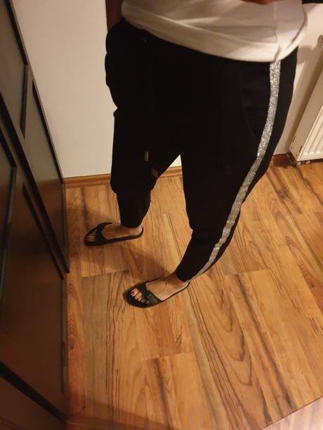 Nohavice s pudlom, amisu,m