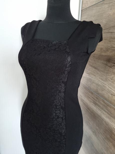 Čierne puzdrové šaty s čipkou, 36