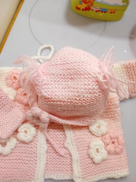 Štrikovaný svetrík plus čiapka pre dievčatko, 56