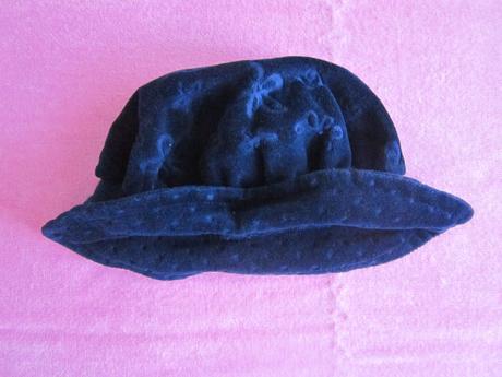 Semišový klobúčik, 104