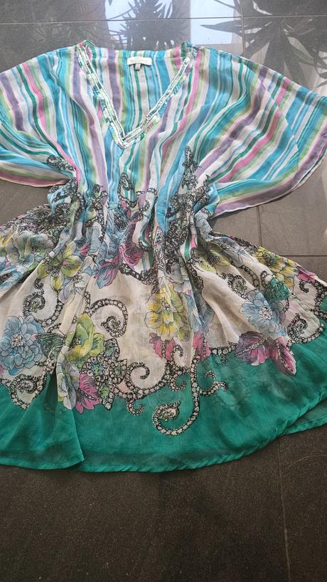 Prehoz, ľahká blúzka na plavky,