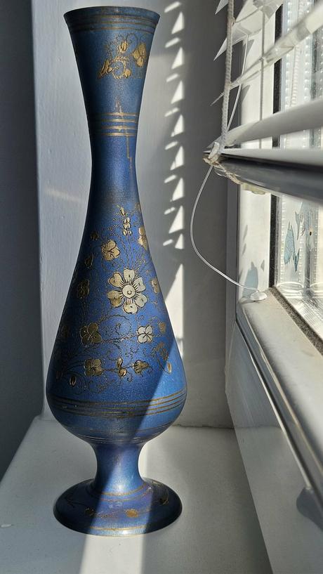 Štíhla kovová váza s modrým smaltom a ornamentmi, 