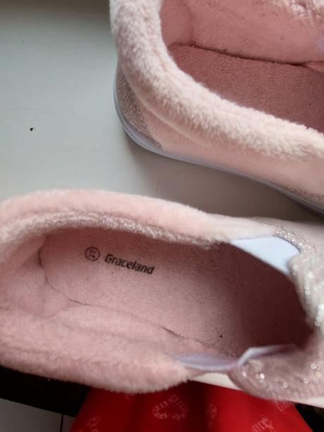 Dievcenske papuce, 27