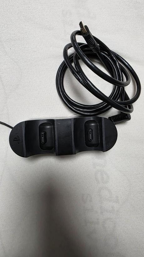 Predám playstation 4 pro 1tb + 2 ovládače s nabíja,