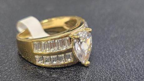 Dámsky prsteň s kryštálmi, 