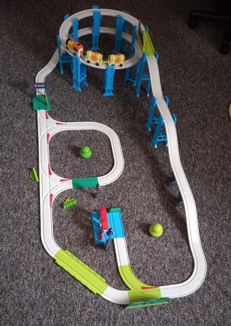 Vlacikovu drahu s vlacikom. vlacik ide na 2x 1,5v, 