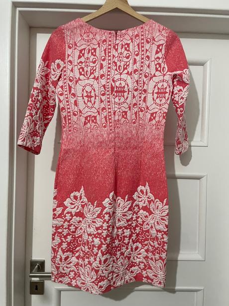 Ružové vzorované šaty, s