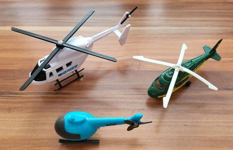 3x helikoptéra,