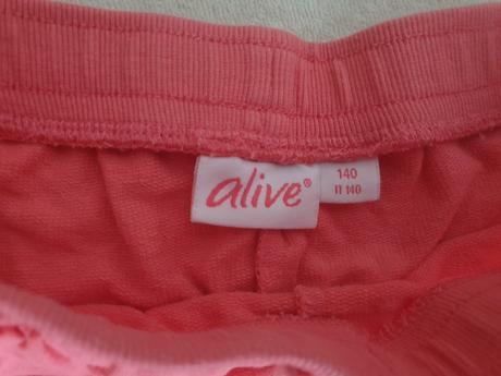 Dievcenske sortky, alive,140