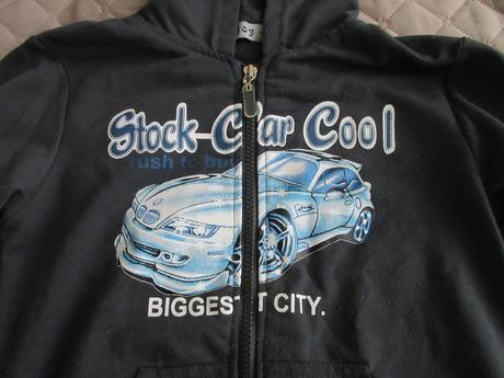 Mikinka s autom, 122