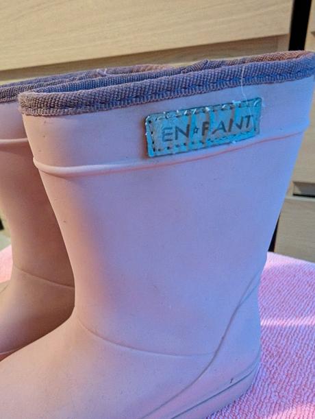 En fant čižmy s ovčím rúnom, en fant,20