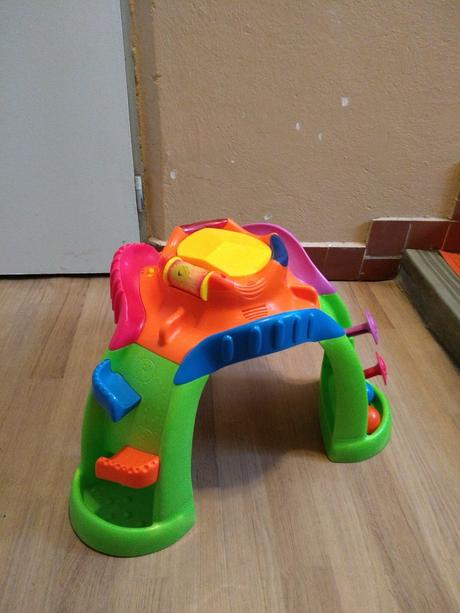 Interaktívny stolík s guličkami, 