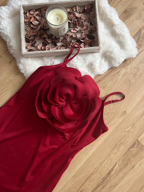 Elegantné červené šaty s 3d kvetom, m