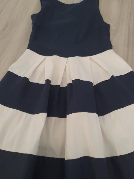 Páskované šaty, m