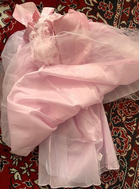 Princeznovské šaty, 128