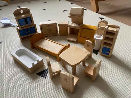 Dreveny nabytok pre babiky, 